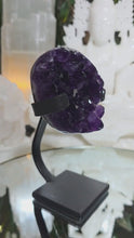 Laden und Abspielen von Videos im Galerie-Viewer, High Quality Amethyst Cluster auf Stand
