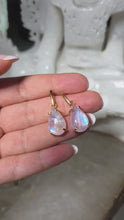 Laden und Abspielen von Videos im Galerie-Viewer, Ohrringe High Quality Regenbogen Mondstein Gold
