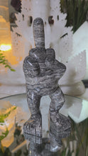 Laden und Abspielen von Videos im Galerie-Viewer, Mittelfinger Carving
