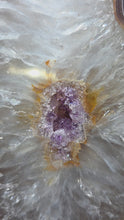 Laden und Abspielen von Videos im Galerie-Viewer, Amethyst Achat Flamme auf Stand
