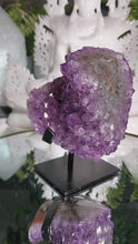Laden und Abspielen von Videos im Galerie-Viewer, Amethyst Cluster mit Stand
