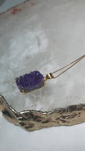 Laden und Abspielen von Videos im Galerie-Viewer, Kettenanhänger Amethyst Cluster Gold
