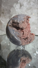 Laden und Abspielen von Videos im Galerie-Viewer, Pink Amethyst Kugel mit Druzy auf Stand

