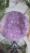 Laden und Abspielen von Videos im Galerie-Viewer, XL Amethyst Kugel mit Calcit auf Stand
