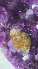 Laden und Abspielen von Videos im Galerie-Viewer, XL Amethyst Kathedrale mit Calcit
