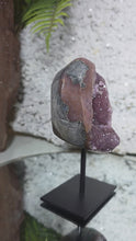 Laden und Abspielen von Videos im Galerie-Viewer, Amethyst auf Stand
