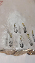 Laden und Abspielen von Videos im Galerie-Viewer, Kettenanhänger Turmalin Bergkristall Spitze facettiert Gold Variation (stärkster Schutzstein)

