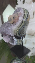 Laden und Abspielen von Videos im Galerie-Viewer, Amethyst mit Calcit auf Stand
