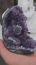 Laden und Abspielen von Videos im Galerie-Viewer, Amethyst mit Stalaktit auf Stand
