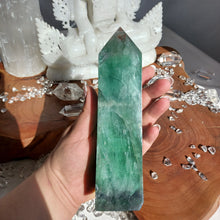 Lade das Bild in den Galerie-Viewer, XL Fluorit Grün Obelisk
